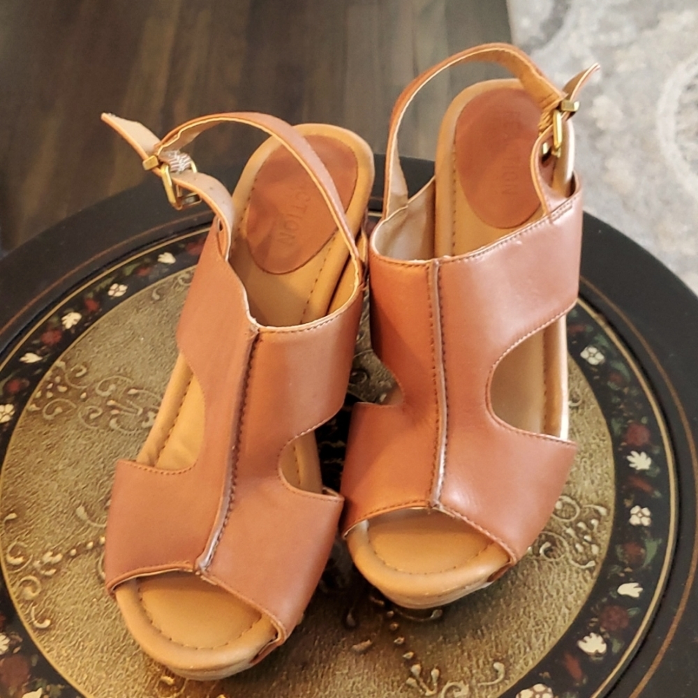 Kenneth Cole wedge sandel, tan size 7.5